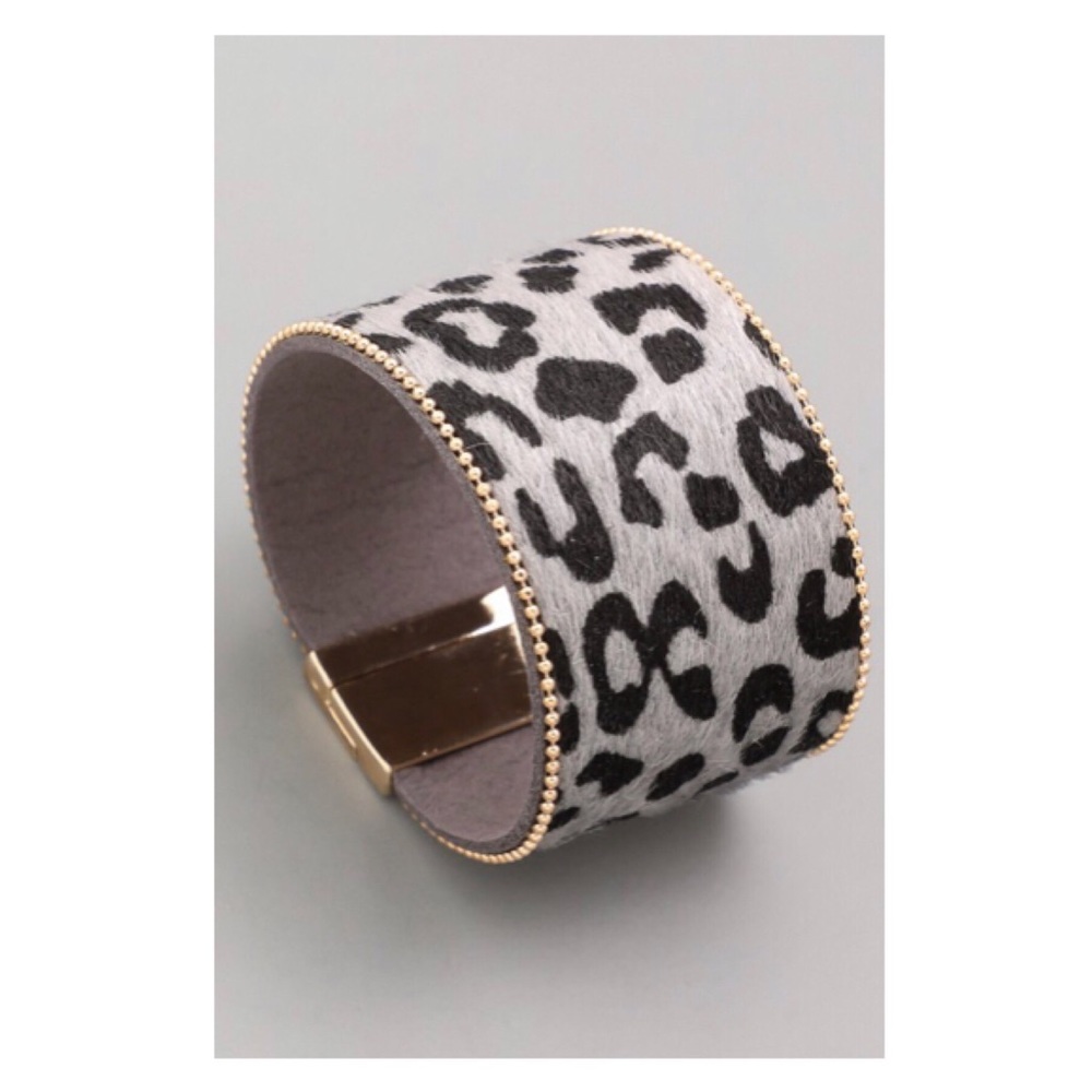 💥NEW💥 Vegan Leather Gray Animal Print Cuff